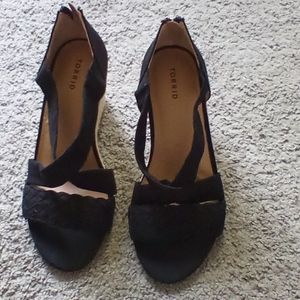 New black cross strap midi wedge torrid